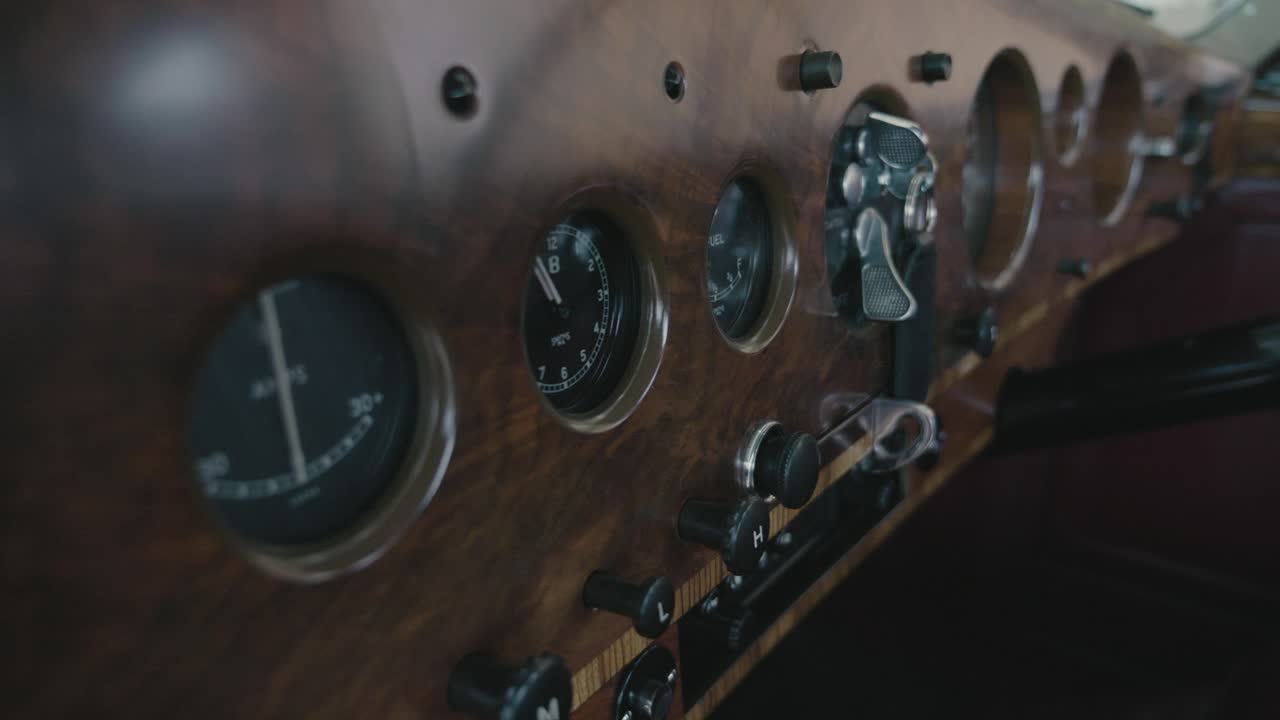 una vista cinematográfica de los diales del bentley r-type que muestran la hora actual y el combustible.