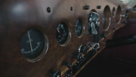 Una-Vista-Cinematográfica-De-Los-Diales-Tipo-R-De-Bentley-Que-Muestran-La-Hora-Actual-Y-El-Combustible