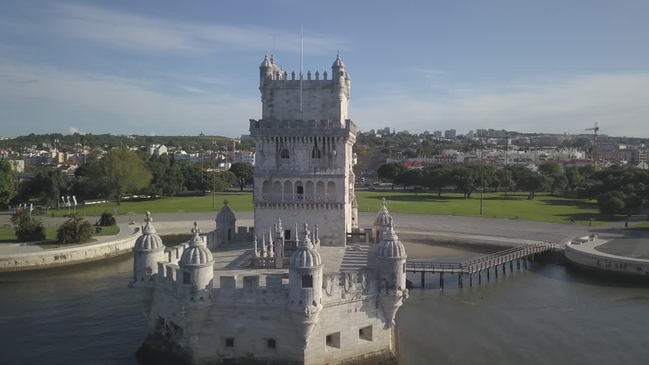 Letecký pohled na velkolepý východ slunce před Torre de Belem, Belémskou věží, v Lisabonu v Portugalsku.