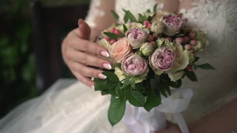 ramo de bodas en las manos de la novia 02