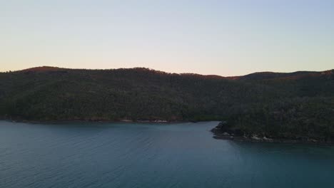 Aguas-Tranquilas-De-La-Entrada-De-Nara-Con-Panorama-De-La-Isla-Hook-Al-Atardecer-En-Las-Islas-Whitsunday,-Qld,-Australia