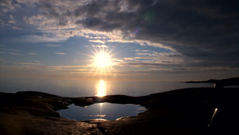 Timelapse-De-La-Puesta-De-Sol-Oscura-En-El-Horizonte-Del-Océano-En-El-Punto-Más-Septentrional-De-Europa