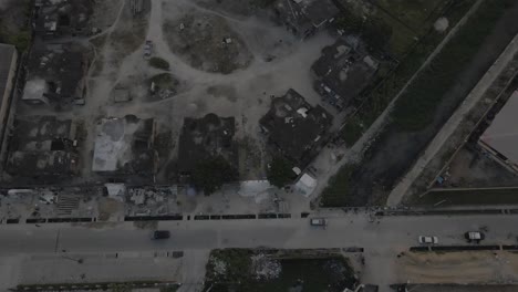 el dron mira hacia abajo y luego se inclina hacia arriba, revelando la puesta de sol en lagos, nigeria