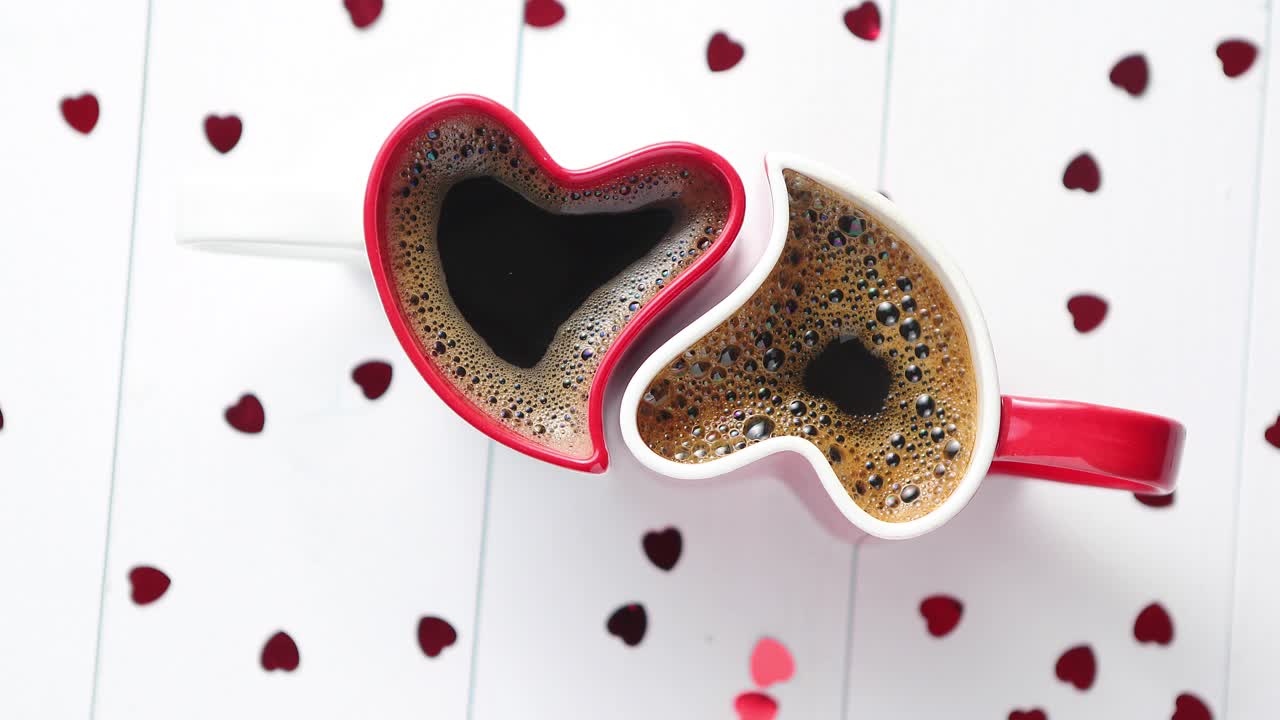 dos tazas de café en forma de corazón conectadas entre sí