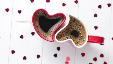 Zwei-Herzförmige-Kaffeetassen-Miteinander-Verbunden