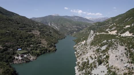 Video-De-Drone-Frontal-Del-Río-Drin-En-El-Paso-De-Valbona-En-El-Condado-De-Kukes