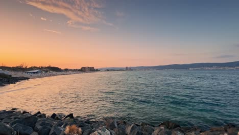 Mar-Negro-Atardecer-Olas-Timelapse-Naranja-Y-Verde-Azulado