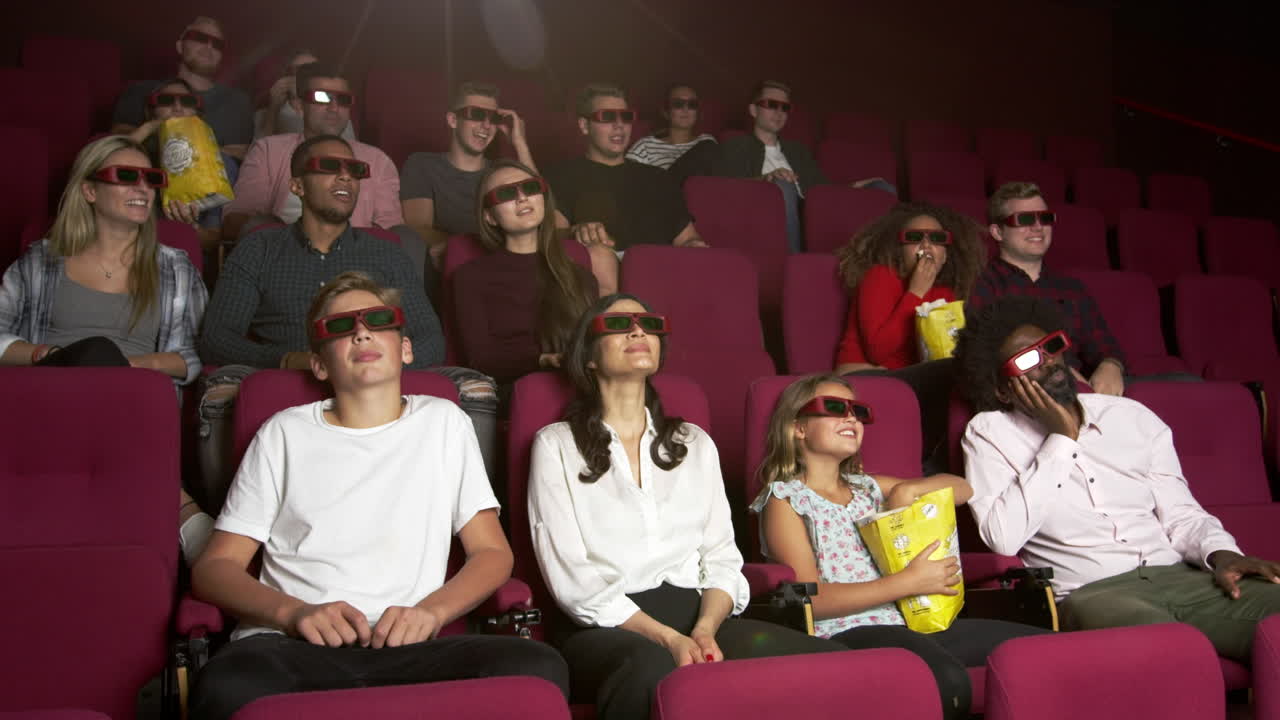 público en el cine viendo una película en 3d filmada en r3d