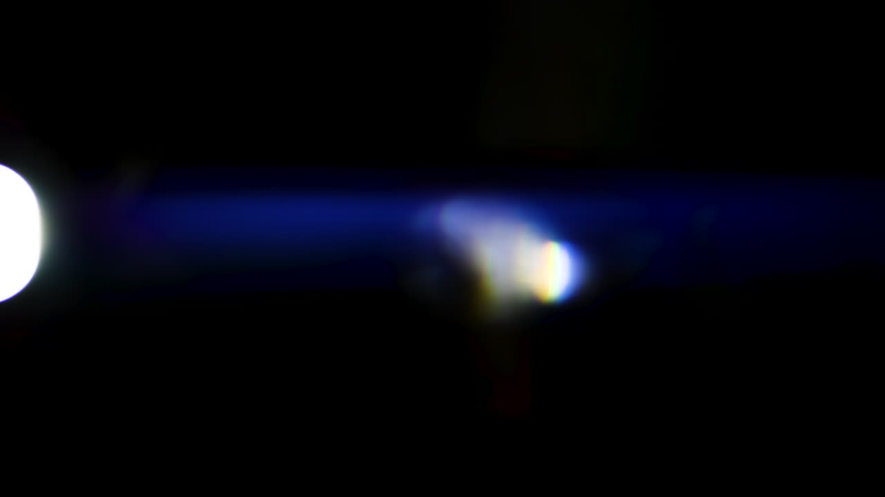 bellos e impresionantes reflejos de luz y rayas azules anamórficas tomadas en negro con lentes anamórficos de cine de alta gama como fondo, superposiciones de fugas de luz o transiciones para editores