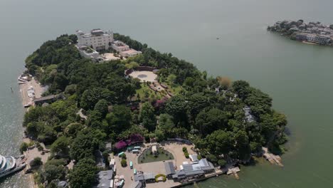 imágenes de drones de panorámica horizontal de la isla amorosa de nanzhao y la antigua ciudad circundante de xi zhou en dali, yunnan, china