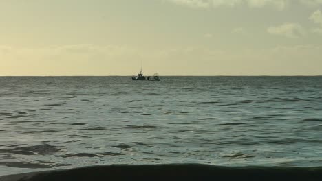 Fischerboot-Arbeitet-Vor-Dem-Strand-Annestown-Copper-Coast-Waterford-Irland