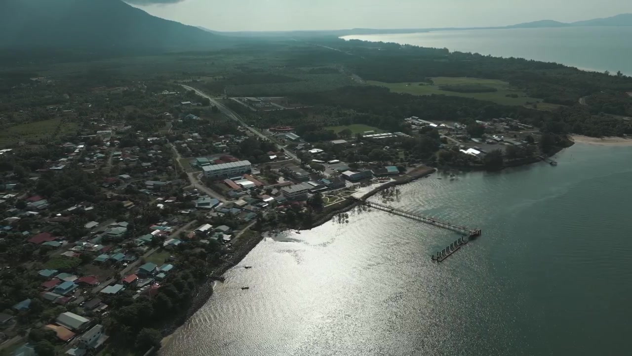Sematan, Malezya'nın Sarawak eyaletinin güneybatı ucunda, Kuching'e yaklaşık 100 kilometre uzaklıkta yer alan huzurlu, manzaralı bir sahil kasabasıdır. Video çekimi için idealdir.