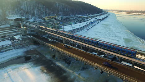 widok z powietrza pociągu metra na zewnętrznych torach kolejowych