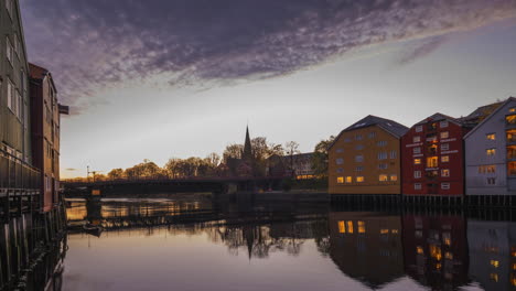 el río nidelva fluye a través de trondheim con antiguos almacenes vistos desde gamle bybro en el condado de trondheim, noruega