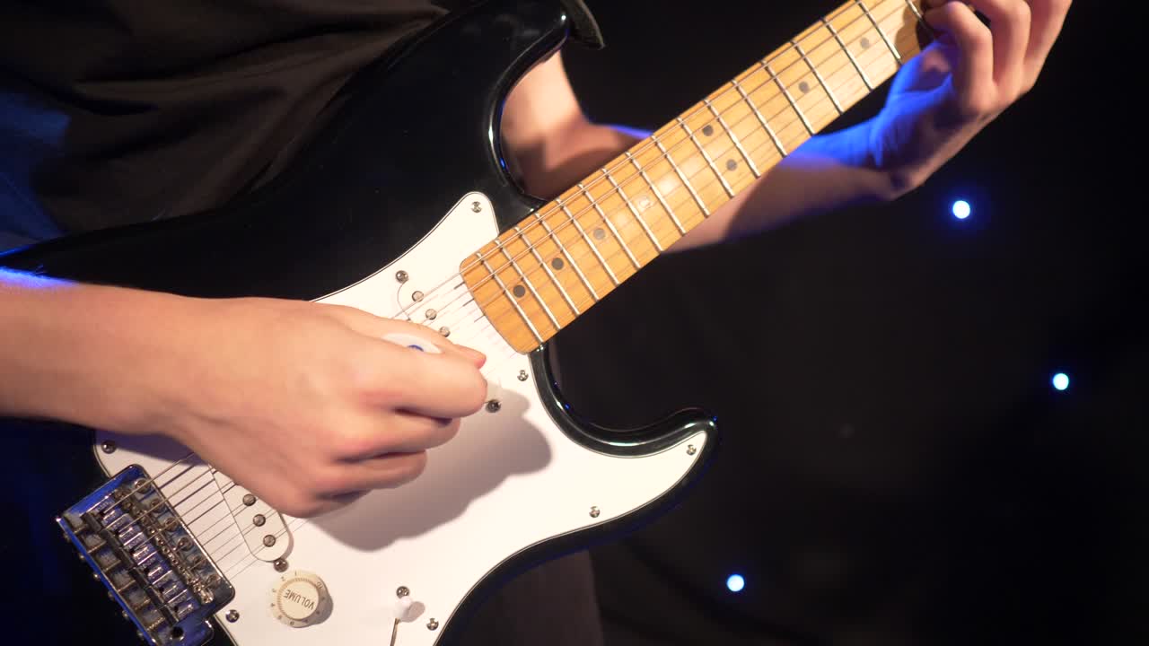 İki elektro gitarist ve şarkıcılarla sahnede performans sergileyen konser rock grubu. Punk, heavy metal veya rock grubunun müzik videosu. İki kişilik enstrüman çalan grubun ağır çekim görüntüsü.