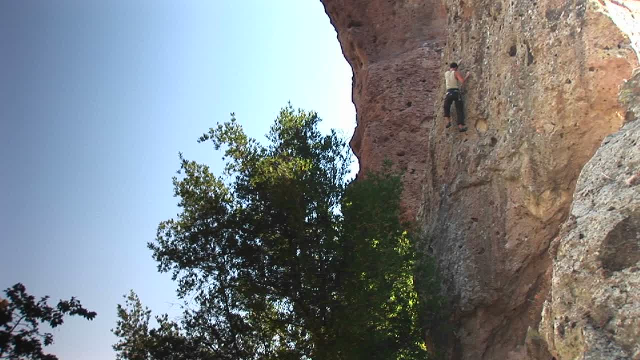 절벽을 오르는 암벽 등반가의 롱샷