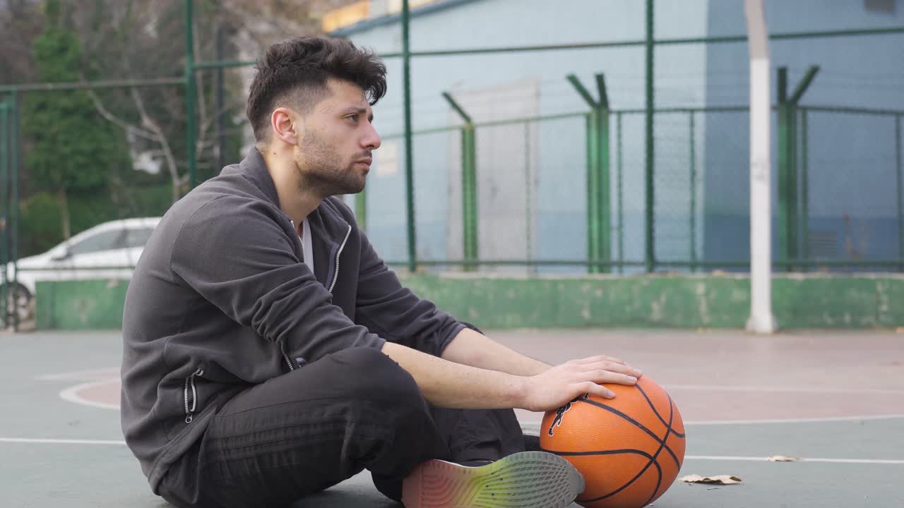 un joven infeliz, triste y deprimido. estar frustrado.