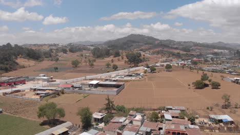 un drone en cámara lenta filmado sobre un pueblo rural en guatemala en un día brillante