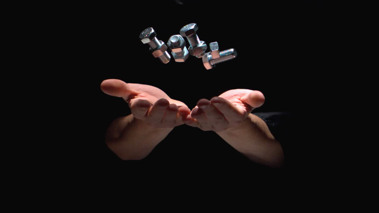 볼트를 던지는 사람의 손