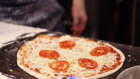 hacer pizza con rebanadas de queso y tomate