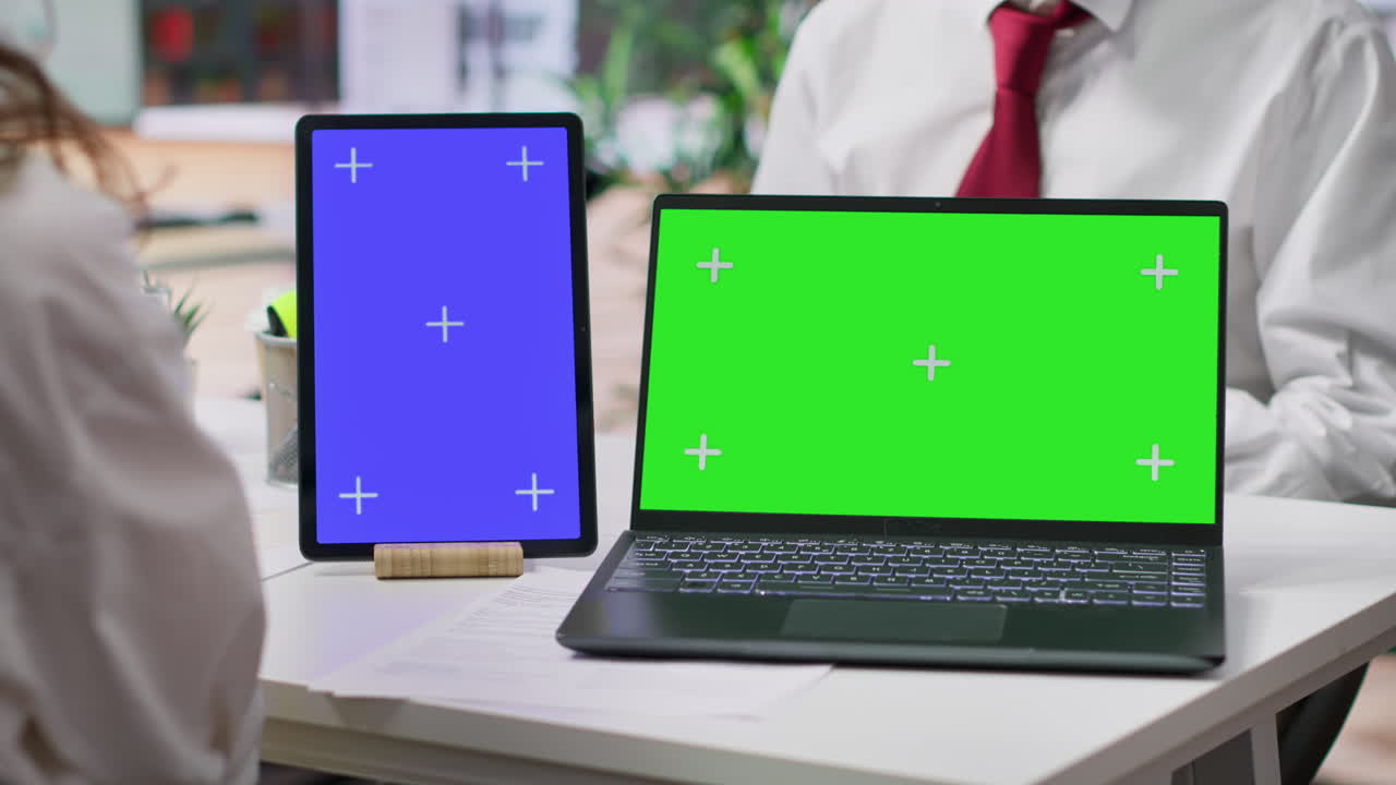 equipo de reclutadores entrevistando a un solicitante de empleo con pantalla verde en el escritorio