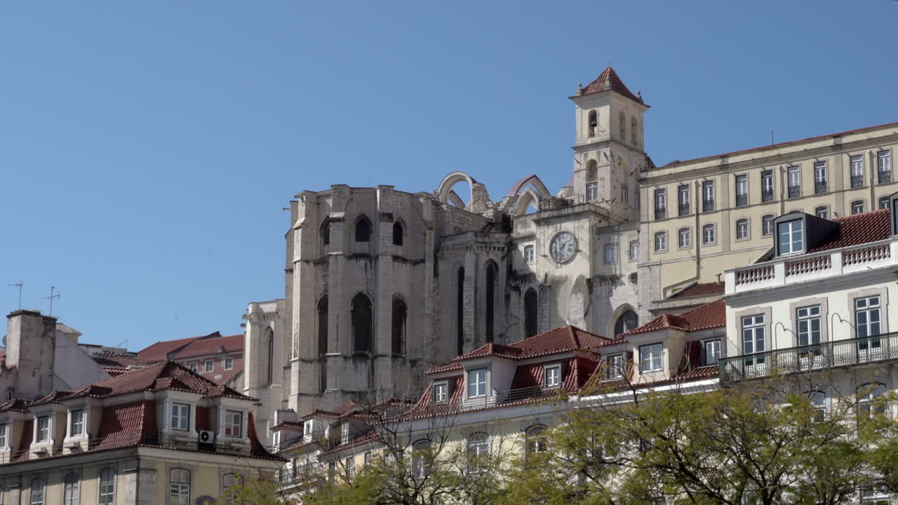 리스본의 카르모 수도원, 로시오 광장에서 볼 수 있는 시스의 전망, 푸른 하늘과 함께 밝은 빛의 날에 멀리에서 드론 영상