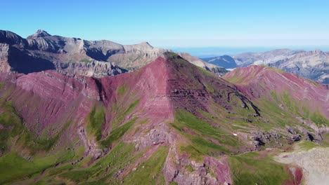 在西班牙和法国的皮雷尼山脉的阿尼特山脉峰和湖泊的空中景观在夏季早上-2