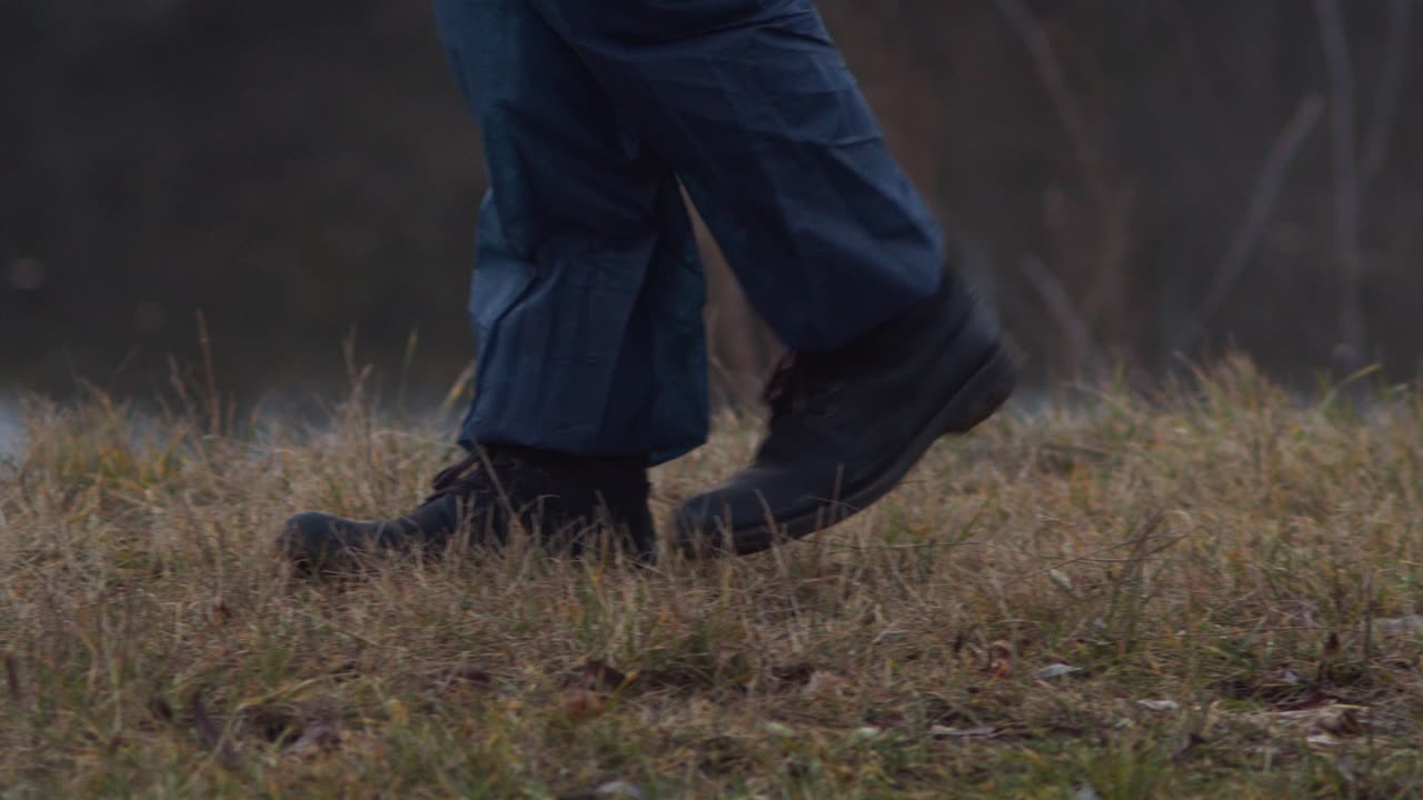법의학 과학자가 지상에서 여권을 발견하고 범죄 증거를 비닐 봉지에 수집