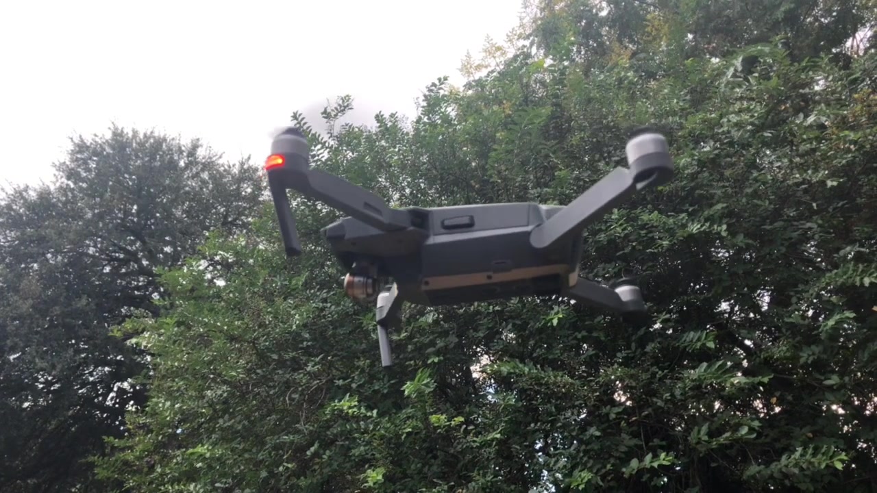Drone melayang dan berputar.