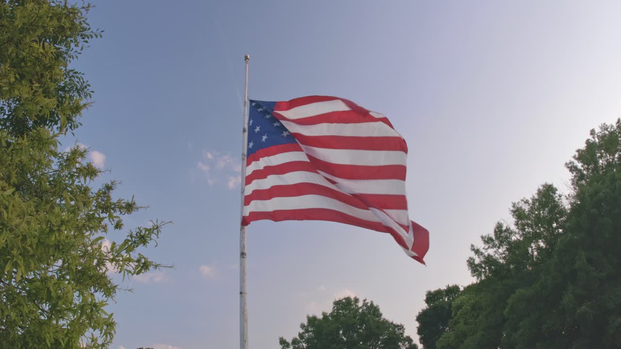 Bandiera americana sventolante al vento