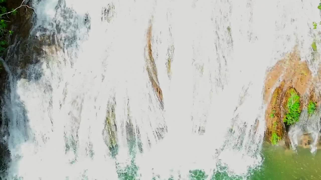 브라질 의 판타날 습지 숲 에 있는 폭포 - 공중 에서 보여지는 모습