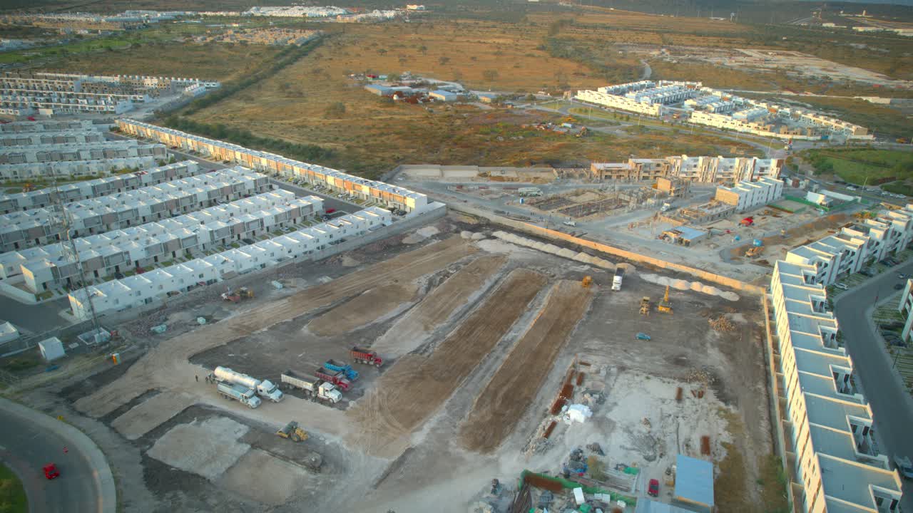 hiperlapso aéreo del sitio de construcción en un barrio residencial