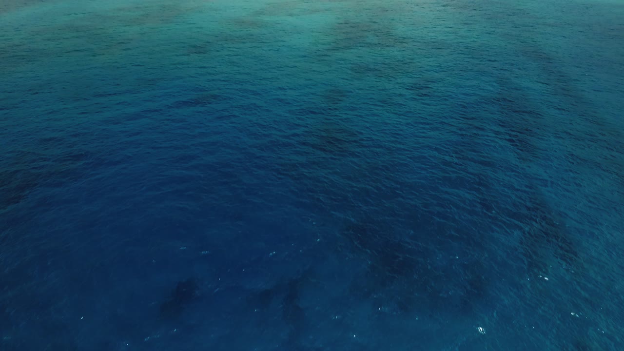 深藍海的哈普納海灘 (hapuna beach) 位於夏威夷大島 (hawaii)