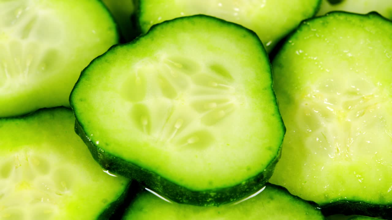 신선한 초록색 호박은 서서히 원으로 회전합니다. 거시 배경