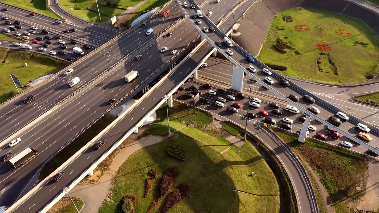 모스크바의 고속도로 교차로 교통 경로의 공중 뷰.