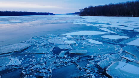 Einzigartige-Drohnenaufnahmen,-Die-Die-Schiere-Größe-Der-Eisbrocken-Im-Wasser-Zeigen