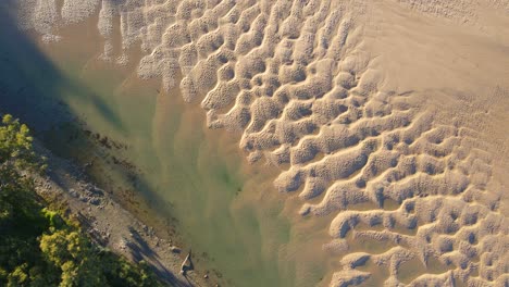 Textur-Des-Sandes-Am-Moonee-Creek-Am-Strand-An-Einem-Sonnigen-Tag-In-NSW,-Australien