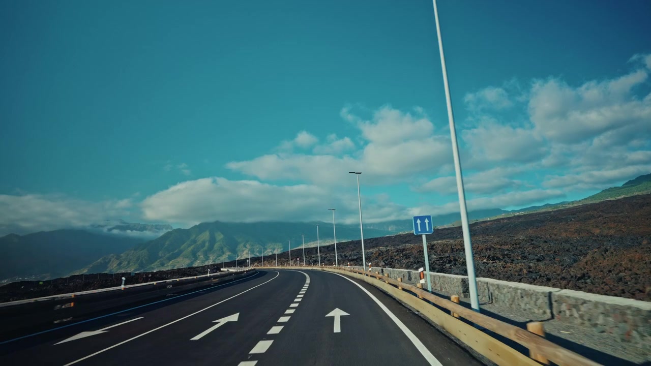 Guidando per le strade dell'isola di La Palma, Isole Canarie, Spagna. Vista del maestoso paesaggio, dei paesi locali e delle alte montagne in lontananza.
