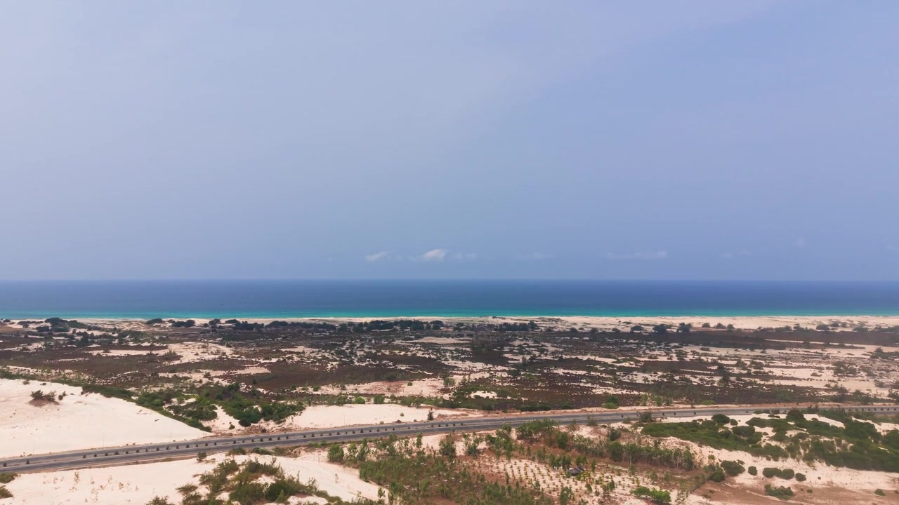 Khanh Hoa tilbyr vid utsikt over kystlinjen og kystlandskapet. Lyse himler og åpne områder skaper en vakker bakgrunn. Natur og land møter havet