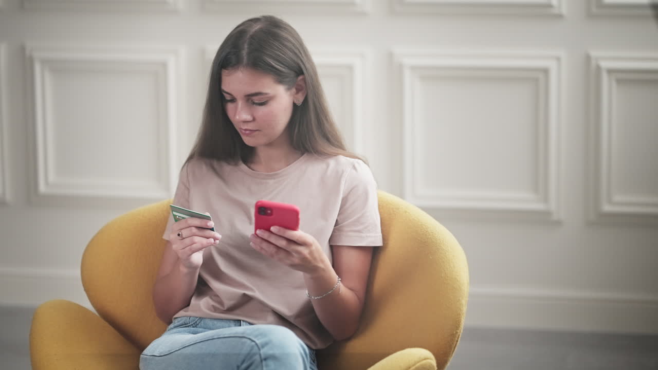 mujer que utiliza tarjeta de crédito y teléfono móvil para comprar en línea