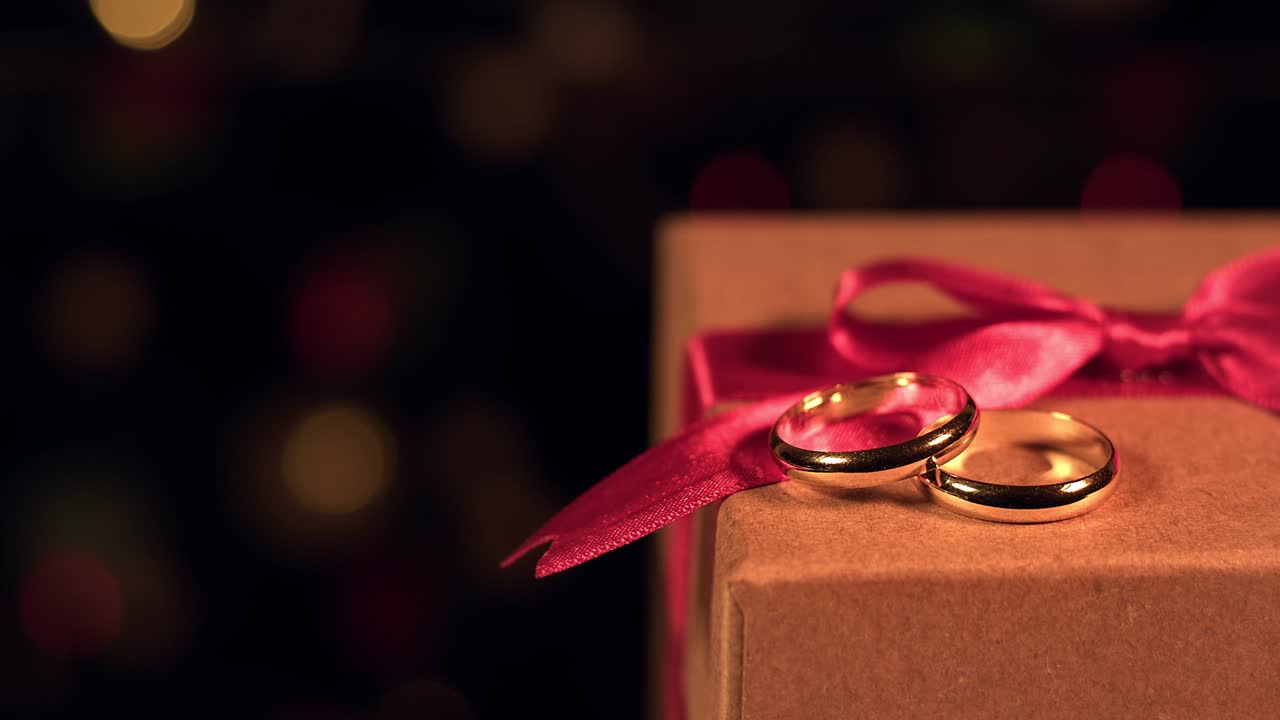 선물 상자 다채로운 보케와 결혼 반지