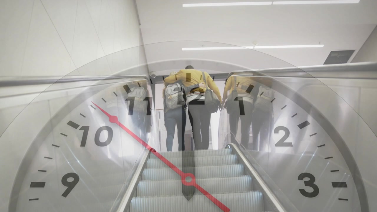 Hombre guiando a mujer subiendo una escalera mecánica, en su trayecto diario, con una superposición de reloj que muestra un minutero rojo avanzando.