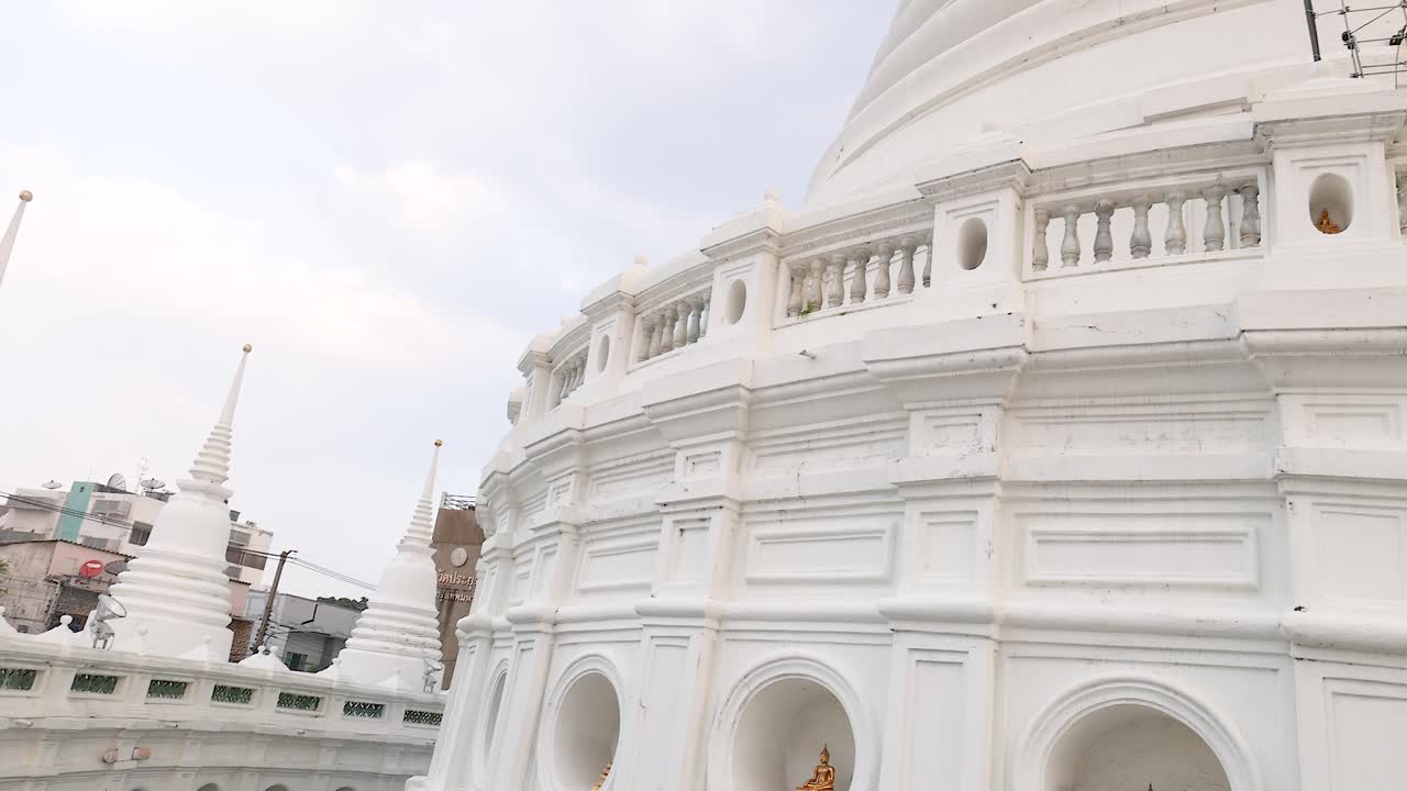 방의  파고다 (praewarawangsawat) 의 조용한 풍경, 부드러운 낮빛 아래 복잡한 건축물을 보여줍니다.