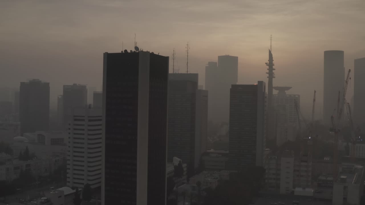 Horizonte urbano con neblina al amanecer/atardecer