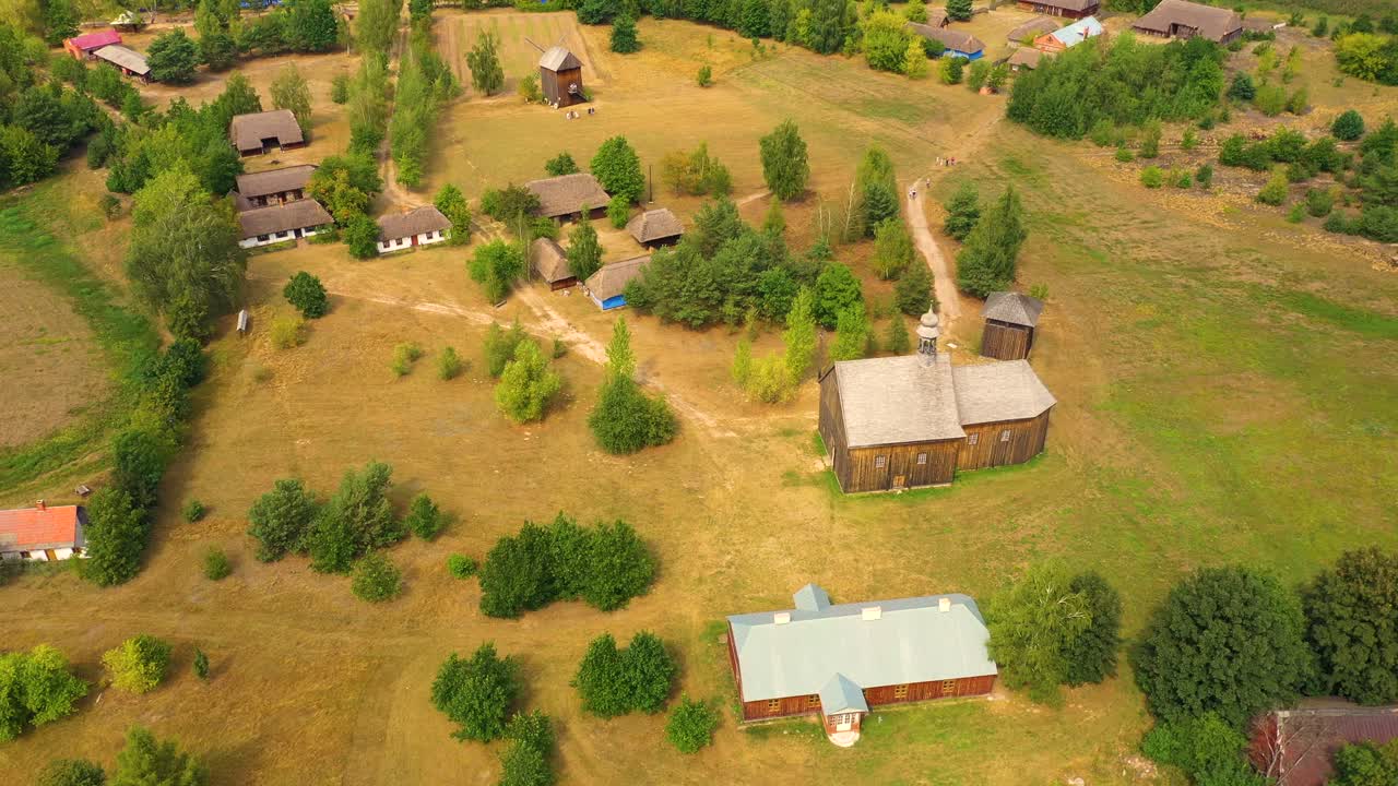maurzyce parque patrimonial de arquitectura de madera, edificio antiguo en museo al aire libre