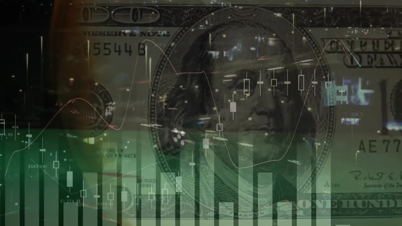 Animazione dell'elaborazione di dati finanziari sovrapposta al traffico stradale e a una banconota da un dollaro americano in fiamme.