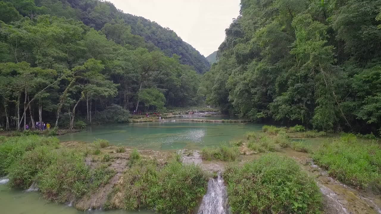 una antena sobre cascadas notables y encuestas verdes en el río semuc champey en guatemala 6
