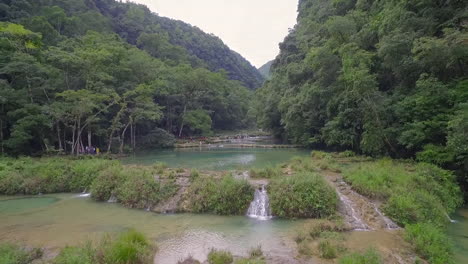 una antena sobre cascadas notables y encuestas verdes en el río semuc champey en guatemala 6
