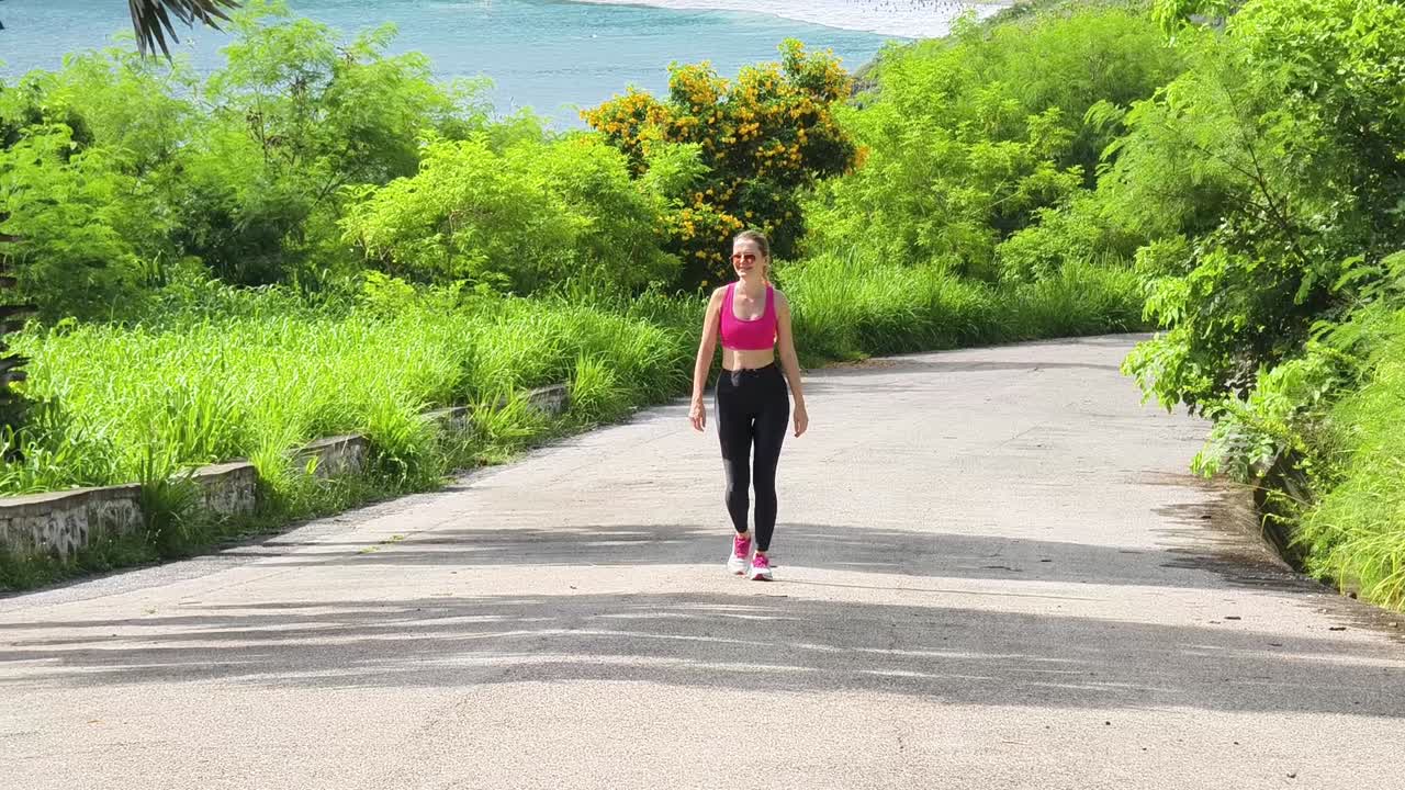mujer y perro en un pintoresco camino costero