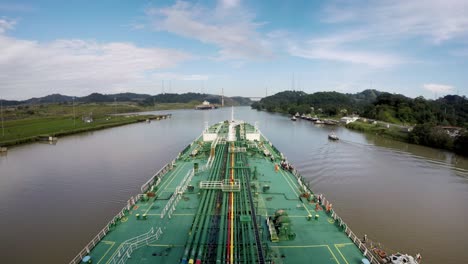 Timelapse-Petrolero-Vista-De-Proa-Saliendo-Del-Canal-De-Panamá-Cruzando-Las-Esclusas-De-Miraflores-Remolcador